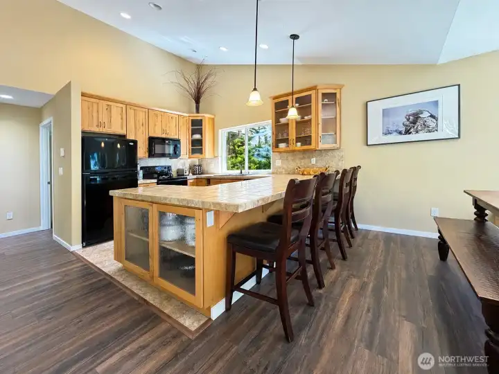 Kitchen with breakfast bar