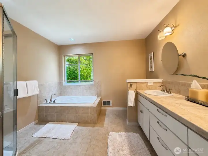 Spacious 5 piece bathroom