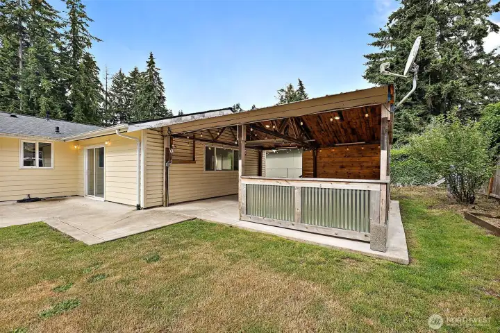 Covered patio! No reason not to BBQ!!!