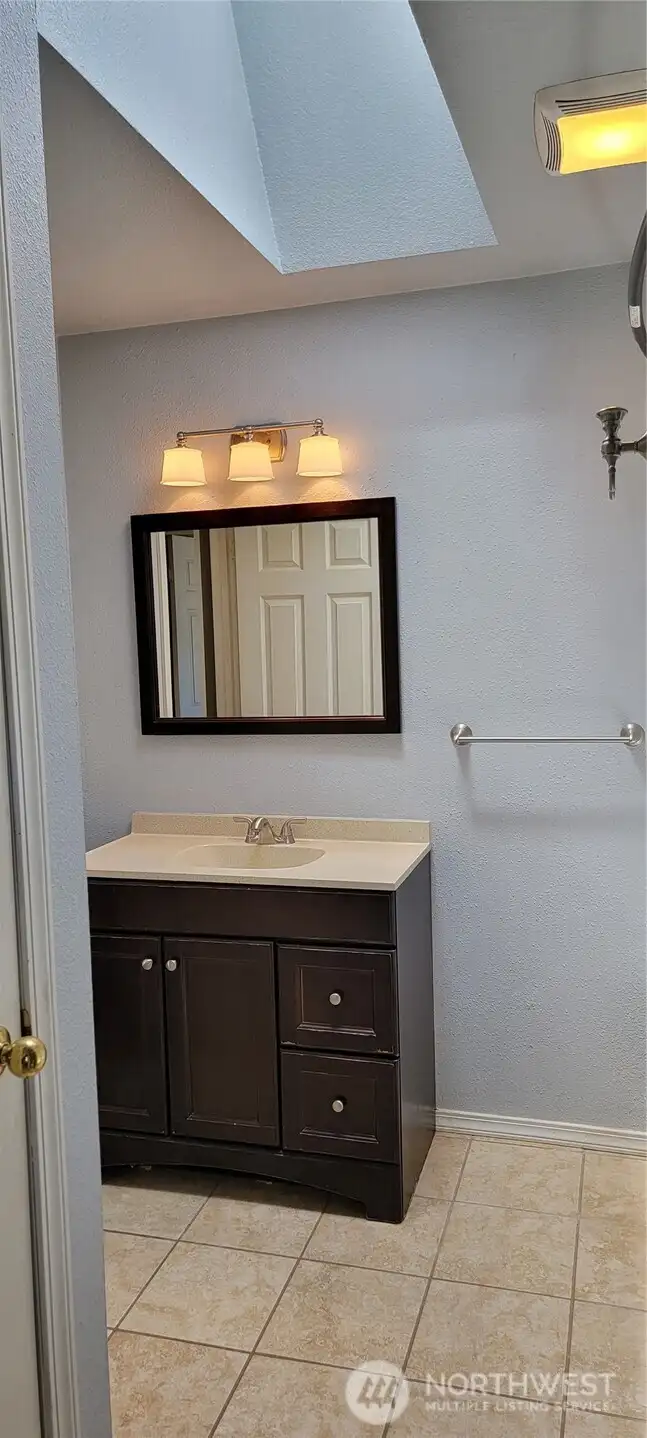 Vanity, see the skylight above.
