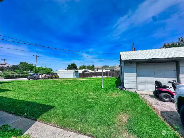 Detached garage with shared driveway