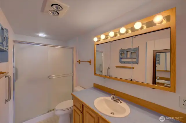 Apartment full bathroom