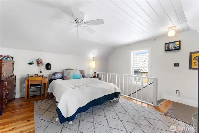Ceiling fan in this room too.