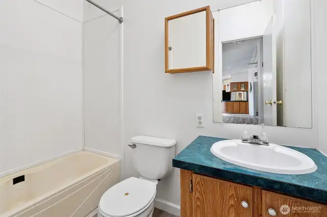 Full bathroom by bedrroms 2 and 3