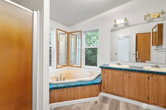 5-piece bathroom off primary suite