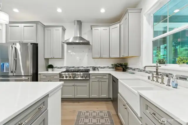 Beautiful undermount farm-style sink and ample counter space!  Huge walk in pantry too!!