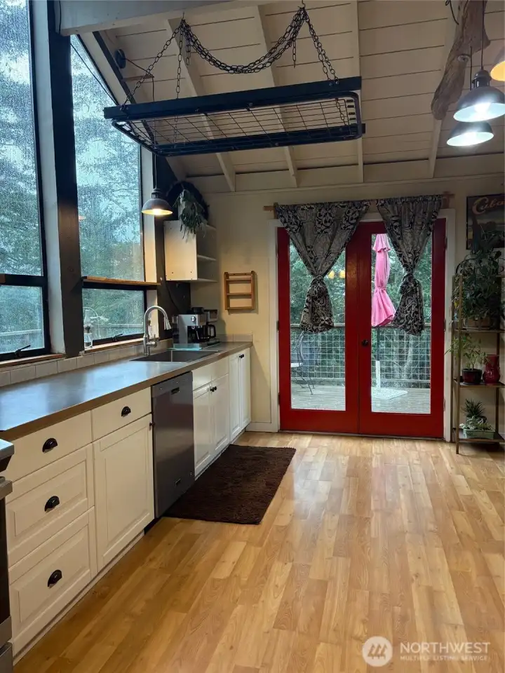 Light and airy kitchen, doors to the deck!