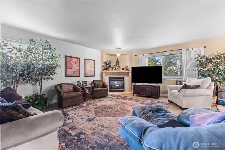 Livingroom with gas fireplace