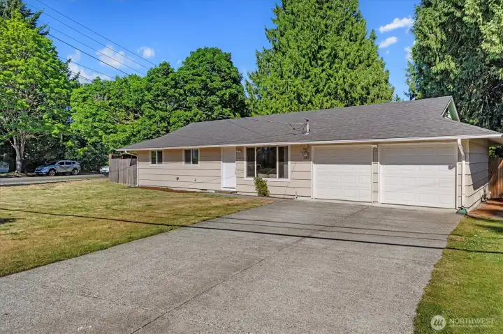 Great driveway, plenty of room for guests!