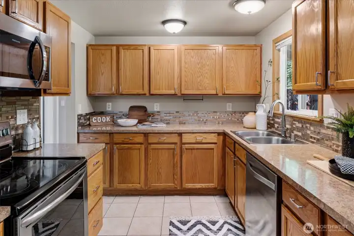 Tons of counter space and cabinetry!