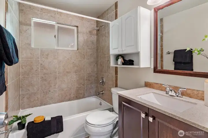 Adorable full bath!