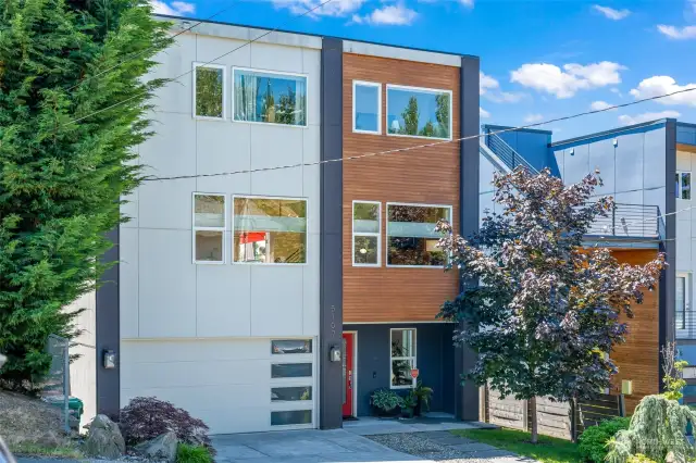2016 Modern Gem: spacious living with ultimate privacy. Easy commute to downtown Seattle, airport, eastside.