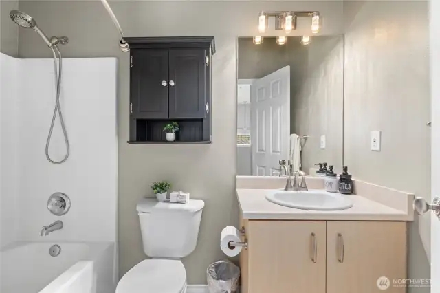 Upstairs hallway full bath