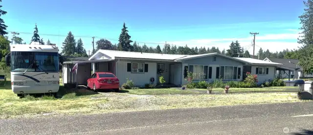 Excellent Income Potential with almost 1000sf per side.