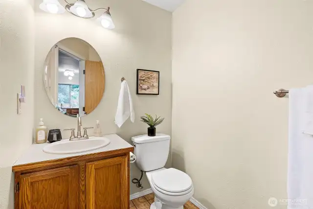 Power bathroom on the main, nice tile floor