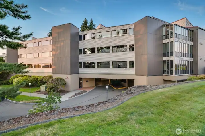 Welcome to Allenmore Ridge:  A well maintained community located on Allenmore golf course with a convenient Central Tacoma location.  Secure lobby entry and gated too!