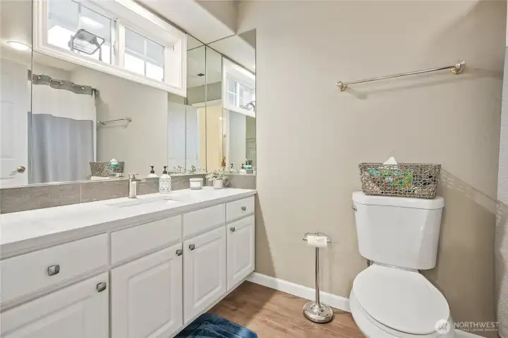 upper hall full bath w shower tub combo