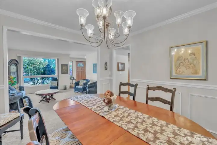 Enjoy lasting memories in this welcoming dinning room.