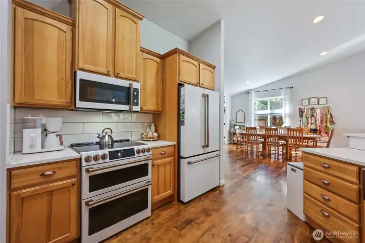 Beautiful updated kitchen- cafe appliances