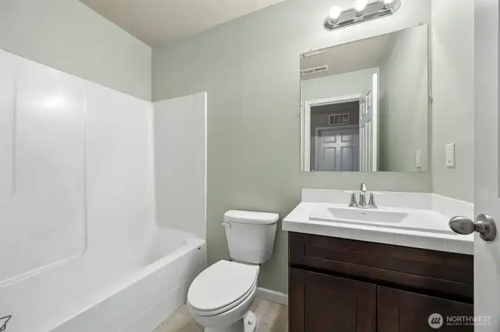 Full guest bath upstairs