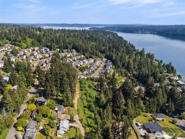 Beautiful Illahee neighborhood, just up the street from the Illahee Dock. Beautiful Illahee neighborhood, just up the street from the Illahee Dock.