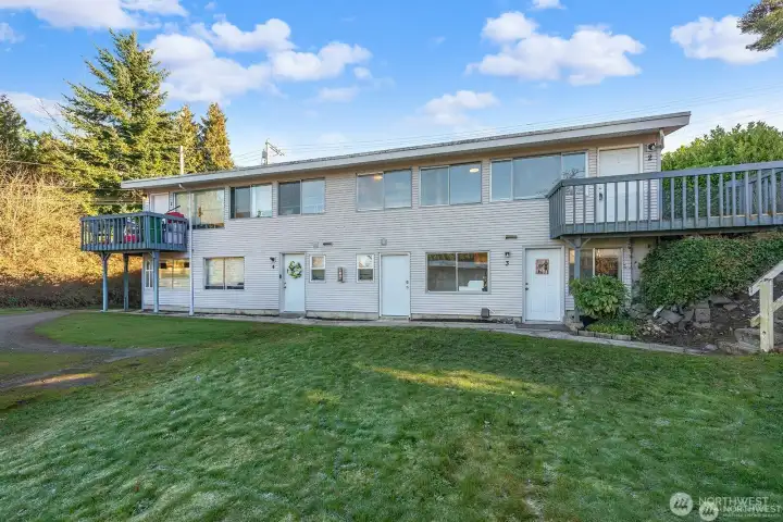 Attractive Lynnwood 4-plex. Attractive Lynnwood 4-plex.