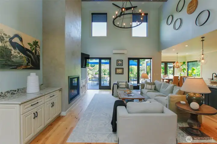 Vaulted ceilings, lots of light. Views of the river from almost every room. Vaulted ceilings, lots of light. Views of the river from almost every room.
