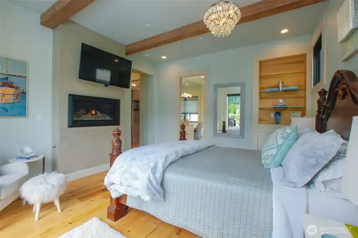 Has a gas fireplace surrounded by venetian plaster Has a gas fireplace surrounded by venetian plaster