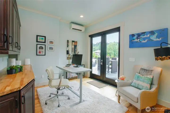 Office or bonus room on the main floor. Office or bonus room on the main floor.