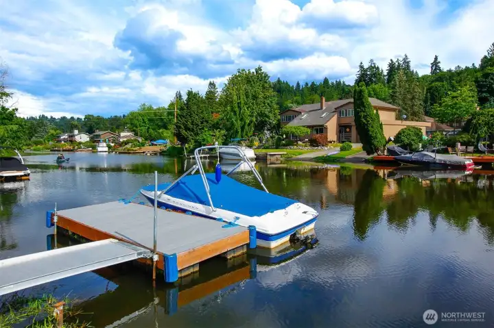 Your own dock on Samammish River. One mile from Lake Washington Your own dock on Samammish River. One mile from Lake Washington