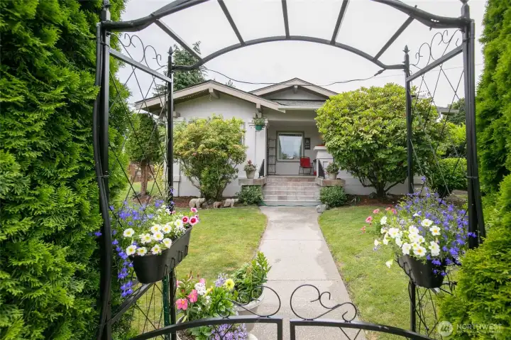 Beautiful gated entry. Beautiful gated entry.
