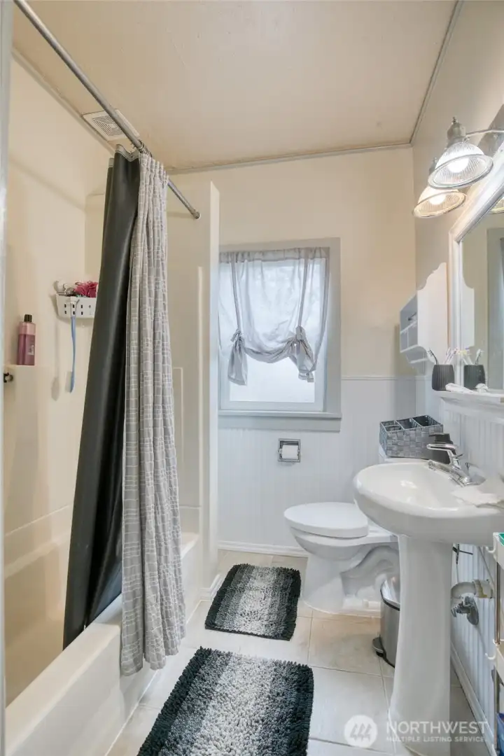 Full bathroom. Full bathroom.