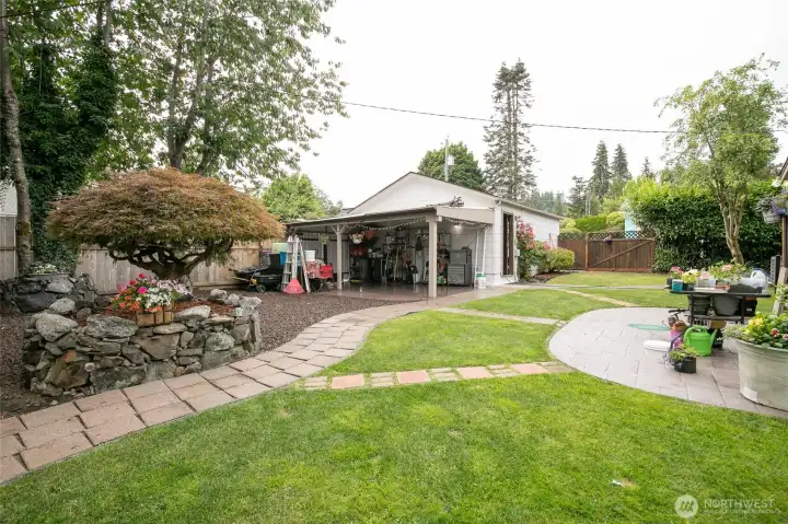 So many beautiful areas in this yard! So many beautiful areas in this yard!