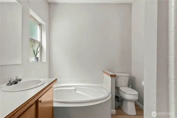 Soaking tub in primary bathroom