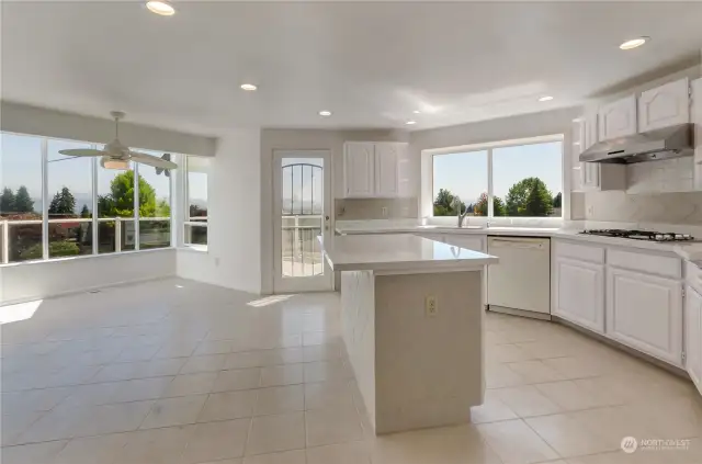 Updated open kitchen adjoning dining room!