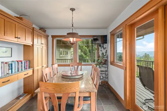Eating Area off kitchen.