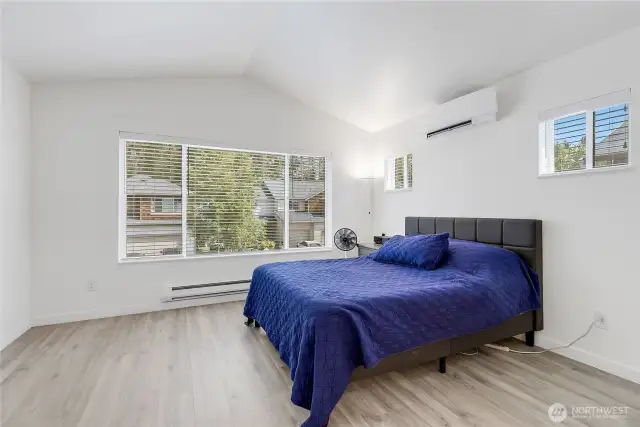 Primary suite w/ walk-in closet & en-suite bath
