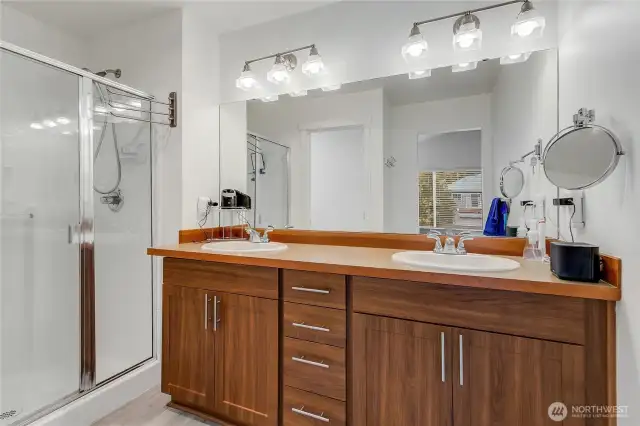 Double vanity, shower in en-suite
