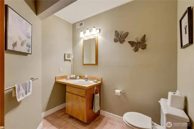 Charming half bath —stylish and convenient for guests in this Maple Valley property.