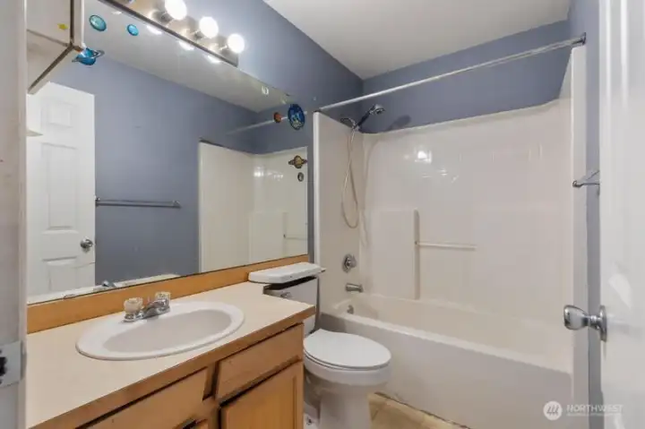 Junior suite full bathroom.