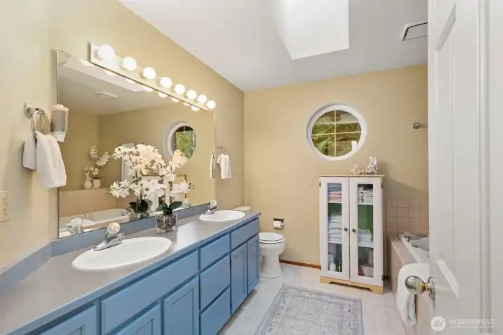 5 piece primary bathroom.