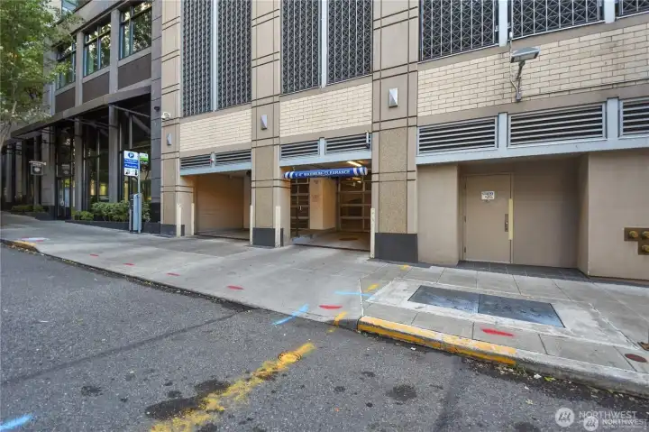 Situated at the corner of 9th Avenue and Virginia Street, the Cosmopolitan is within walking distance to Amazon headquarters, Whole Foods, Pacific Place, Pike Place Market, and downtown shopping and dining. Easy freeway and transit access also make it highly convenient.