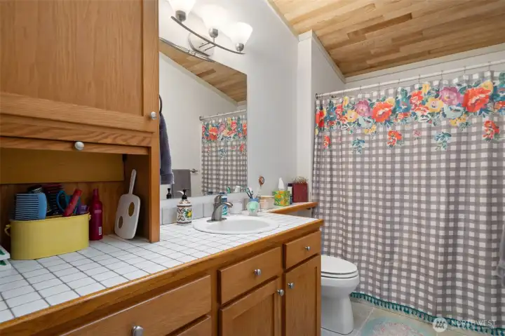 Bath with built-ins, tile counters