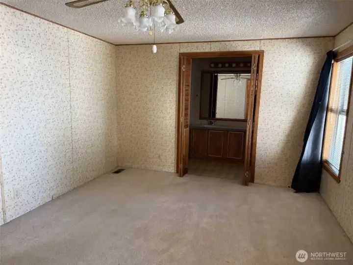 Primary w/ ensuite & walk-in closet Primary w/ ensuite & walk-in closet