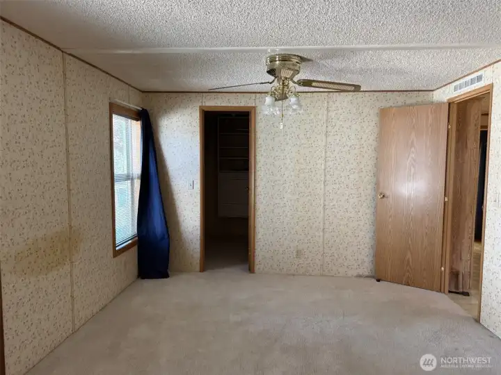 Primary w/ ensuite & walk-in closet Primary w/ ensuite & walk-in closet