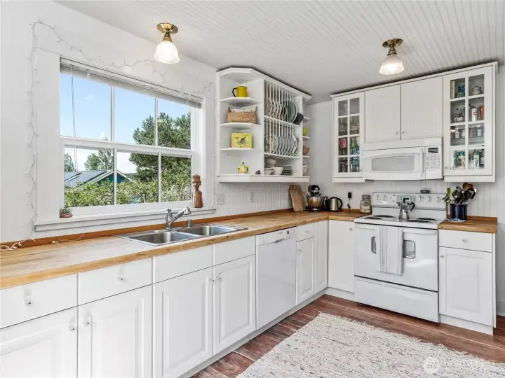 Great open kitchen plan.