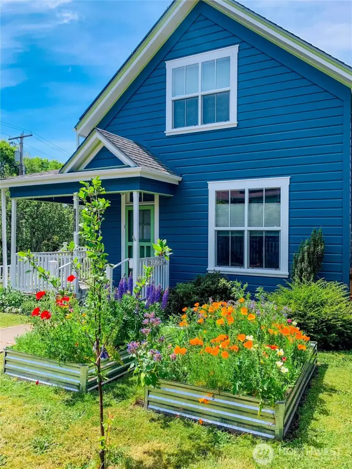 Enjoy Port Townsend's Uptown neighborhood in this Victorian gem!