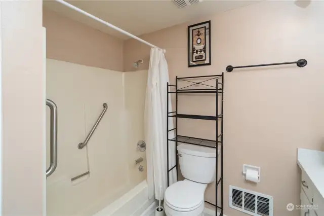 Full bathroom with showertub and new Floor