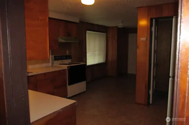 6514 Kitchen and Eating area