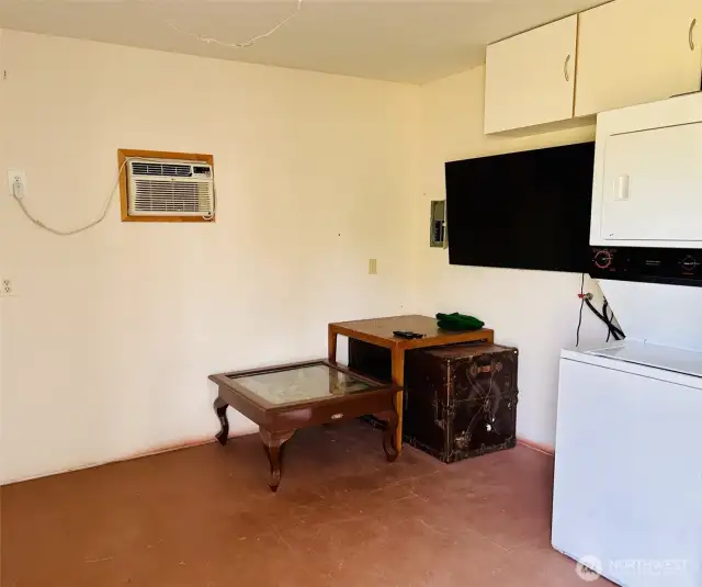 Casita interior has heat & AC, flat screen TV & stack W/D, & lots of power outlets.